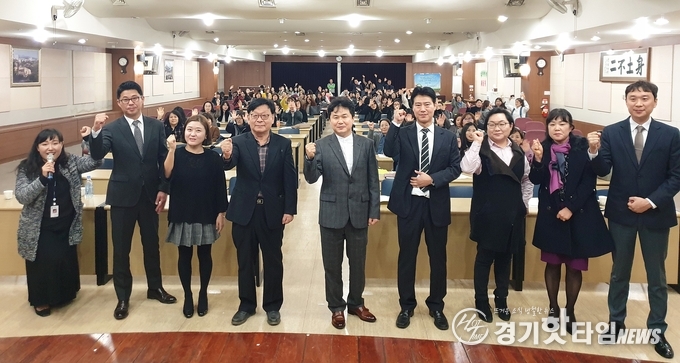 공동구매 업체를 선정한 후 관계자들이 다함께 기념촬영을 하고 있다 (사진=수원시)