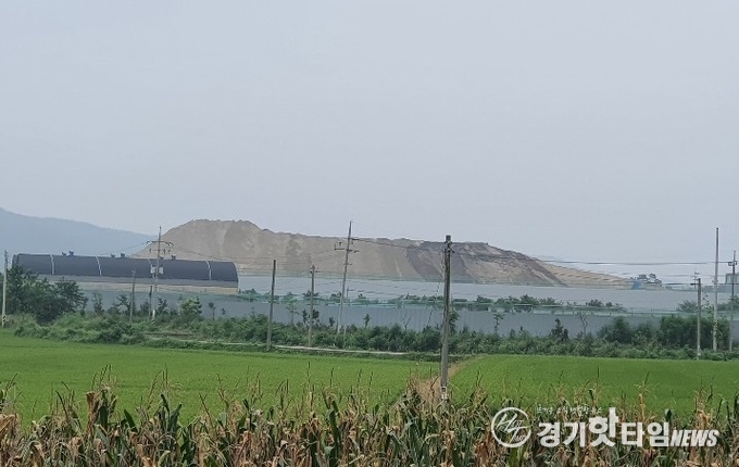 휀스 높이를 넘어 골재들이 산 처럼 쌓여 있는 모습 (사진=김삼영기자)