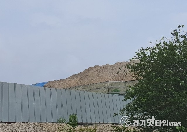 주민들 거주 마을에서 바라본 골재더미 모습 (사진=김삼영기자)