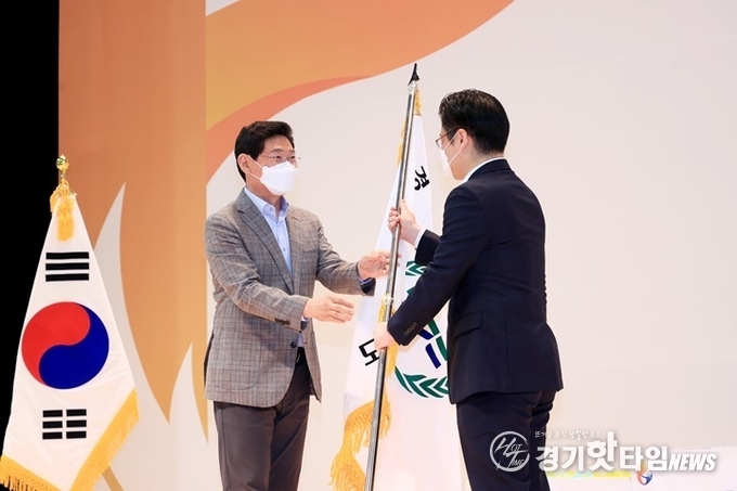 이상일 용인특례시장(좌측)이 폐회식에서 오병권 경기도 행정1부지사에게 대회기를 전달하고 있다 (사진=용인특례시)