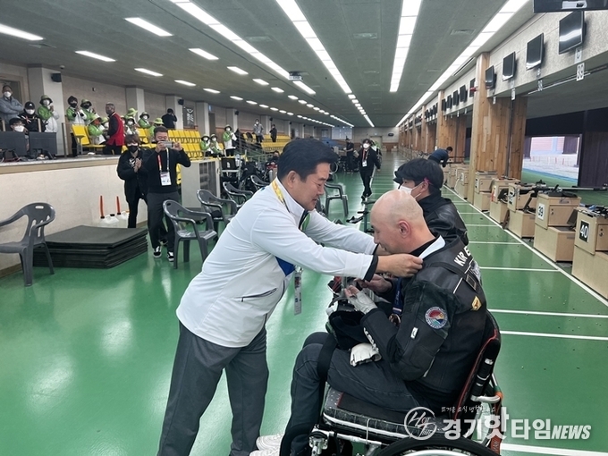 사격 대회 메달을 수여하고 있는 백경열 사무처장 (사진=경기도장애인체육회)