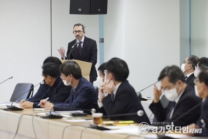 주제를 발표하고 있는 클라우디오 바치안티 아고라 에네르기벤데 매니저 (사진=경기도)