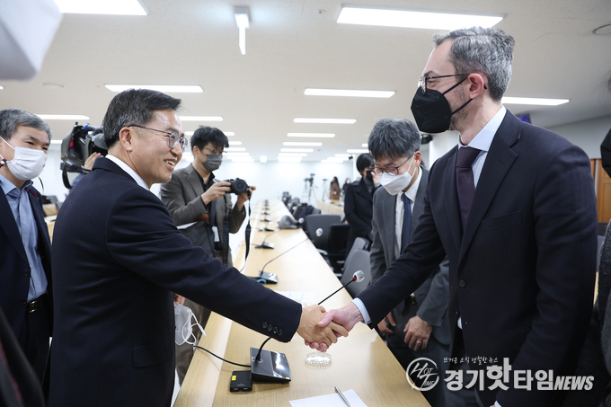 김동연 경기도지사가 클라우디오 바치안티 아고라 에네르기벤데 매니저와 악수를 나누고 있다. (사진=경기도)