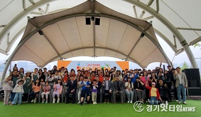 페스티벌 단체 기념촬영 모습 