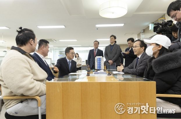 김동연 경기도지사, 설렁탕집 기자회견 이어 치킨·생선구이집 사장님 금융민원 상담