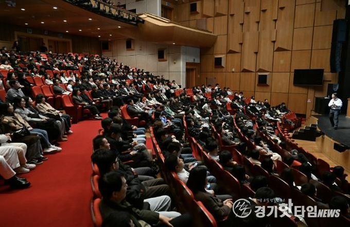 2월 26일 안산문화예술의전당에서 안산시 전 직원을 대상으로 공직자 청렴교육이 진행되고 있다