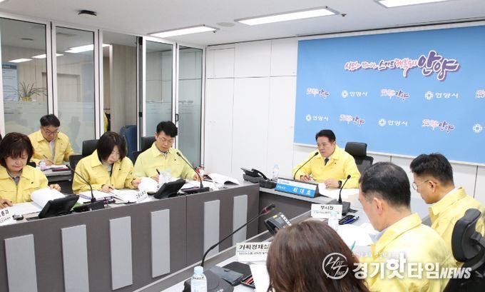 안양시가 26년 3월 12일 시청 8층 재난안전상황실에서 중동사태 비상경제점검회의를 개최하고 있다