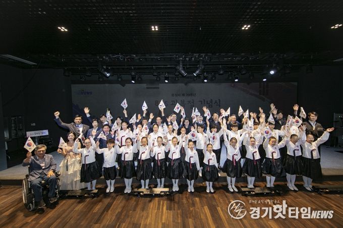 만세삼창하는 합창단과 내외빈 단체