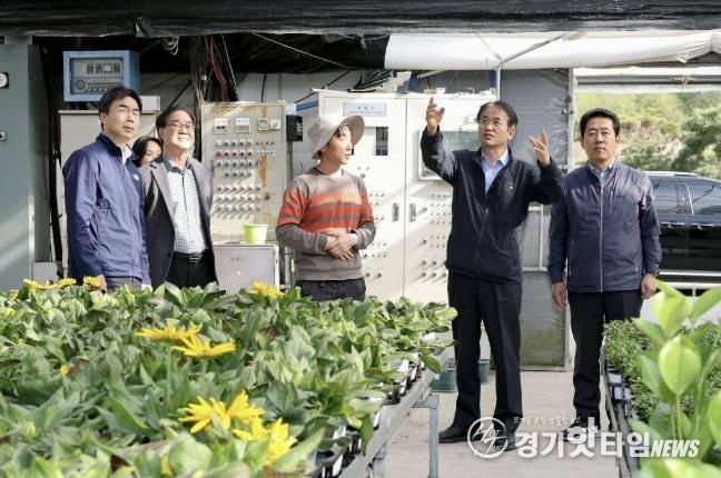 원당동 화훼단지 스마트육묘장 방문한 이동환 고양특례시장