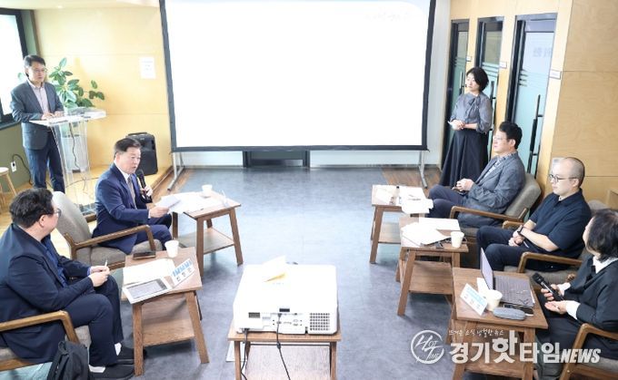 박승원 광명시장이 14일 철산동 이동노동자 쉼터에서 ‘2026년 광명시 생활임금의 적정 수준과 노동정책 방향’을 주제로 한 토론회에 참석해 발언하고 있다.