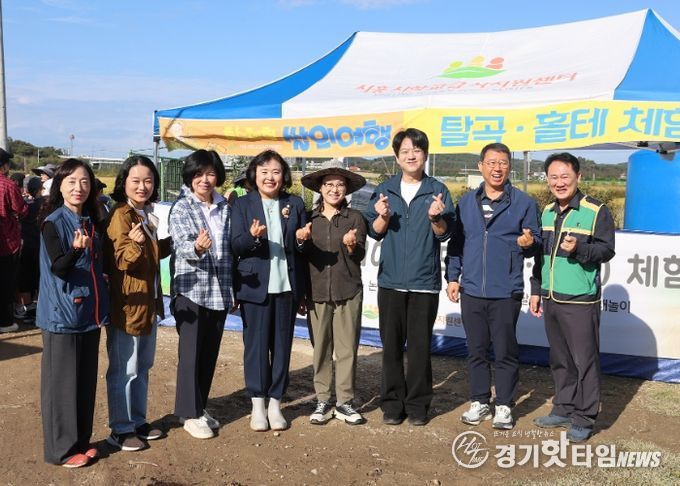 시흥시의회 교육복지위원회, 정왕초·도창초 학생들과 벼베기 체험하며 농업 가치 전파