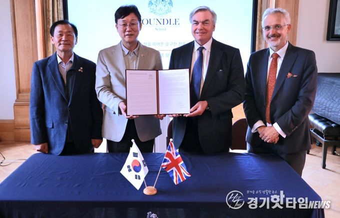 이민근 안산시장(왼쪽 두번째)이 팀 콜리지 온들스쿨 이사회 의장(오른쪽 두번째)과 도미닉 올리버 온들스쿨 교장(오른쪽 첫번째)으로부터 투자의향서를 전달받고 있다.