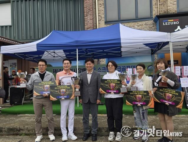 조용익 부천시장이 상위입상자들과 기념촬영을 하고 있다.