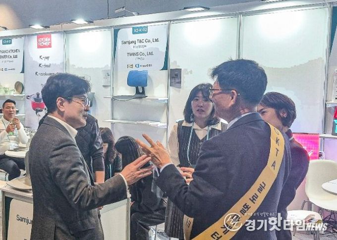 김병수 시장은 지난해 김포 관내 기업들의 유럽 판로 확대를 위해 오스트리아 비엔나에서 열리고 있는 ‘2024 KOREA BUSINESS EXPO VIENNA’에 기업인들과 동행해 글로벌 마케터 현지 미팅, 간담회 등에 참여했다.