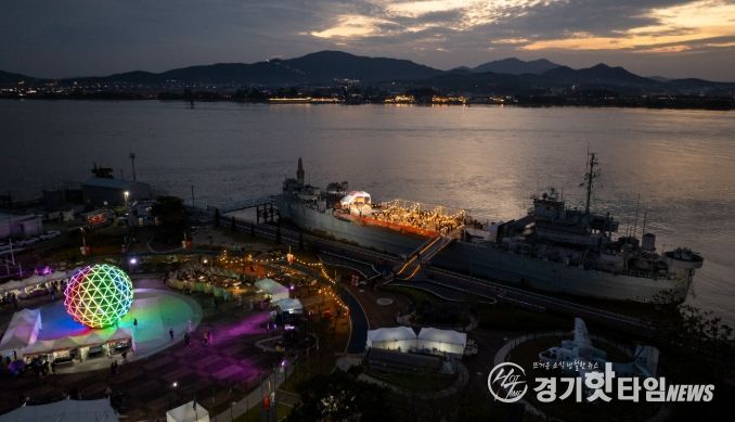 김포시가 25일 김포함상공원 및 대명항 일대에서 ‘2025 김포 선셋 페스타 위드 로컬푸드 다이닝’ 행사를 개최했다.