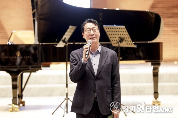 정명근 화성특례시장이 제11회 남양성모성지 평화음악회 개최 축사를 전하고 있다.