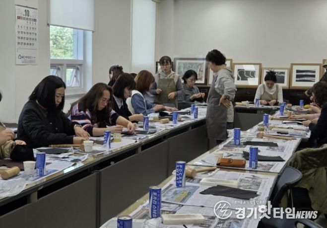 수원시 팔달구 화서2동 새마을문고회, 가죽 공예 프로그램 운영