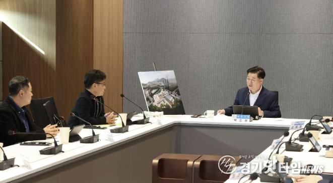 박승원 광명시장이 29일 시청 컨퍼런스룸에서 열린 ‘일직동 문화예술복합센터 및 공공도서관 건립공사 기본 및 실시설계 용역’ 최종보고회에 참석해 발언하고 있다.