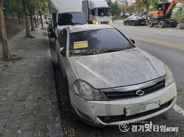 도로에 무단으로 방치된 차량