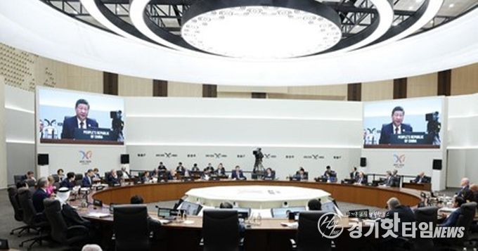 31일 오전 '제32차 APEC 경제체 지도자회의' 제1세션에서 연설 중인 시 주석. (사진/신화통신)