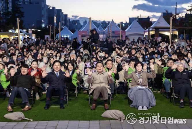 이재준 수원시장(가운데), 백혜련 의원(수원시을), 수원시의회 윤경선 의원, 이병진 수원도시재단 이사장, 김종석 권선구청장 등이 탄소중립 한마당 축제에 참가한 시민들과 함께하고 있다.