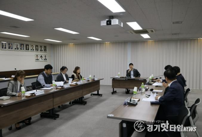 안산시의회 최찬규 의원이 실무부서의 의견을 청취하고 있다.