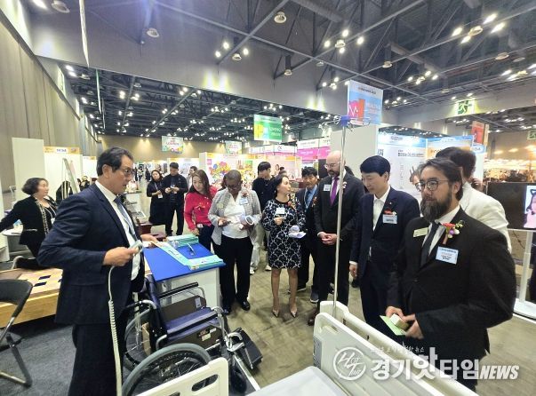 경상원 김민철 원장이 미국 조지아 경제사절단 등과 함께 '소공인 박람회' 참가사의 제품 설명을 듣고 있다.