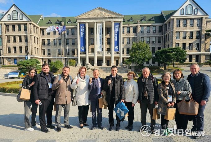 한양대 입구에서 10월 28일 한국과 우크라이나 관계자들이 함께 기념촬영을 하고 있다. 사진 맨 좌측에서 다섯번쨰는 한국-우크라이나 뉴빌딩협회 (KUNBA)의 이사장 이양구 (전 우크리아니 대사)이며, 우측에서 세번째는 글로벌외교관포럼의 제나 정 (Dr.Zena Chung) 이사장이다.