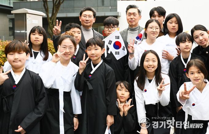 8일 수지구청에서 이상일 시장이 뮤지컬 ’13살 소녀의 이야기‘ 출연자들과 기념 사진을 촬영하고 있다