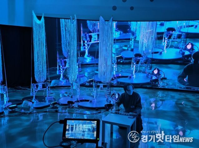 권병준 작가가 프리뷰 퍼포먼스를 진행하고 있다.