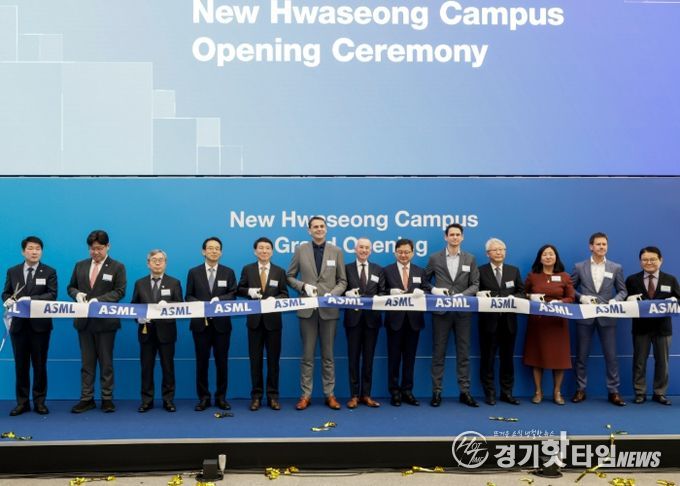 12일 ASML 화성뉴캠퍼스 준공식에서 주요 내빈들이 테이프 커팅을 하고 있다