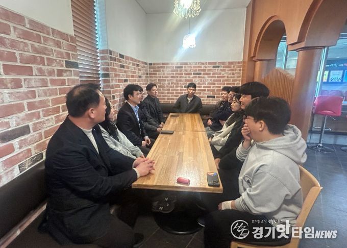 김포시 공원도시사업본부가 읍면 순회 간담회를 열고 있다. 사진은 두정호 본부장이 참여한 간담회