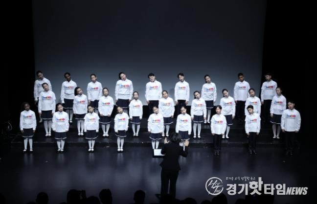 안산시 세계소년소녀합창단이 15일 소극장 보노마루에서 열린 ‘제15회 정기연주회’ 무대에서 합창을 하고 있다.