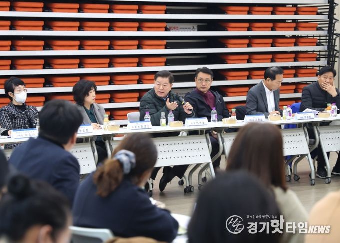 박승원 광명시장이 17일 오후 광명동초등학교 통학로 안전 확보를 위한 현장간담회에 참석해 발언하고 있다.