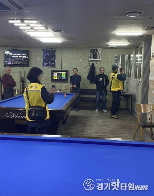 담당 공무원과 금연 지도원이 합동 단속을 하고 있다.