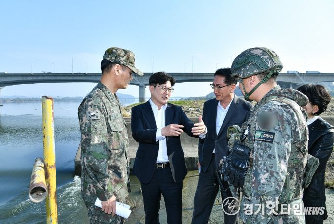 김포시가 7일 고촌읍에 위치한 백마도에서 현장행정을 진행했다.