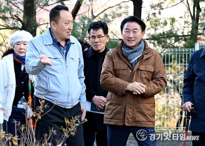 김동근 시장이 11월 17일 민락주공2단지아파트 주민들과 함께 이식된 조경수목을 둘러보고 있다.