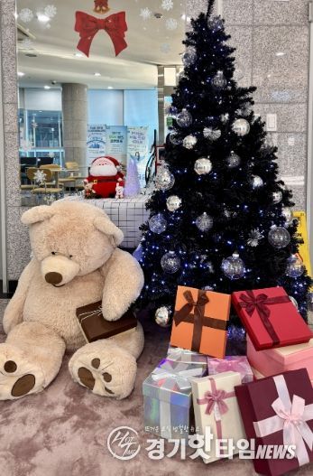 광명시 철산3동 행정복지센터는 연말연시를 맞아 주민들이 따뜻하고 희망찬 분위기 속에서 민원 서비스를 이용할 수 있도록 청사 내·외부에 크리스마스 장식을 설치했다고 19일 밝혔다.