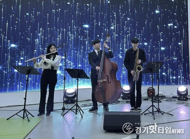 22일 열린 무봉산자연휴양림 별빛콘서트에서 '온음'이 공연하고 있다