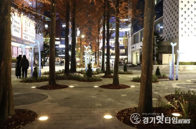 바닥 조명이 새롭게 설치된 서현역 공공공간의 모습