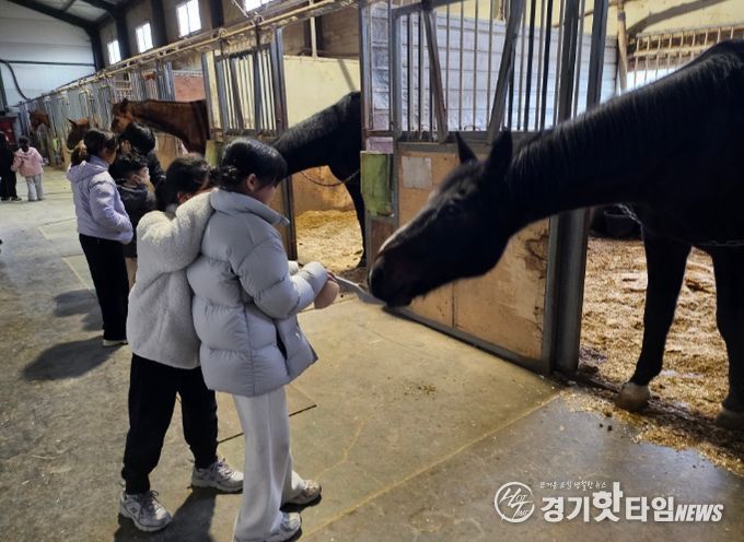 특화 돌봄센터 체험학습 프로그램에 참가한 아동들이 지도교사의 안내를 받으며 활동을 체험하고 있다.