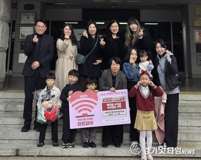 두현지 여성보육과장(맨 앞줄 왼쪽 네번째)이 26일 시립센트럴포레어린이집 아동 및 학부모들로부터 바자회를 통해 모금한 수익금을 기탁받고 함께 기념촬영을 하고 있다.