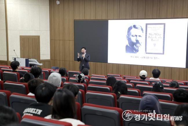 이상일 용인특례시장이 26일 단국대학교 국제관에서 학생들을 대상으로 리더십 특강을 하고 있다.