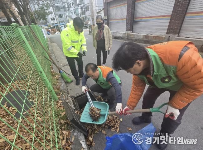 동두천시 보산동 지역자율방재단, 관내 취약지 낙엽 수거 활동 전개
