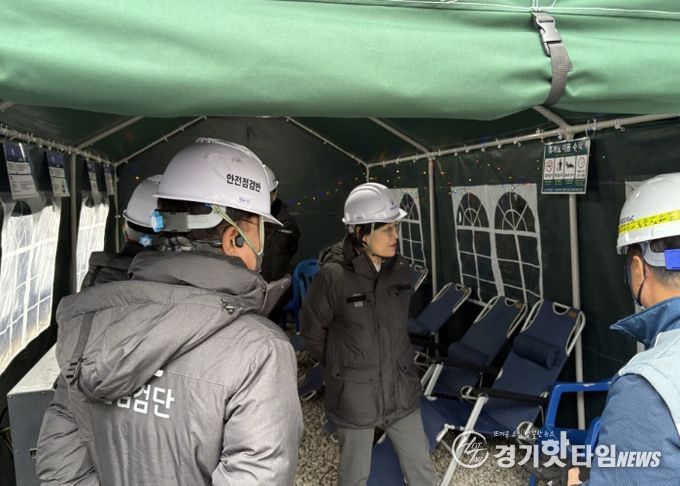 이정화 제2부시장이 동절기 대비 근로자 휴게공간 난방·보온 상태를 확인하고 있다.