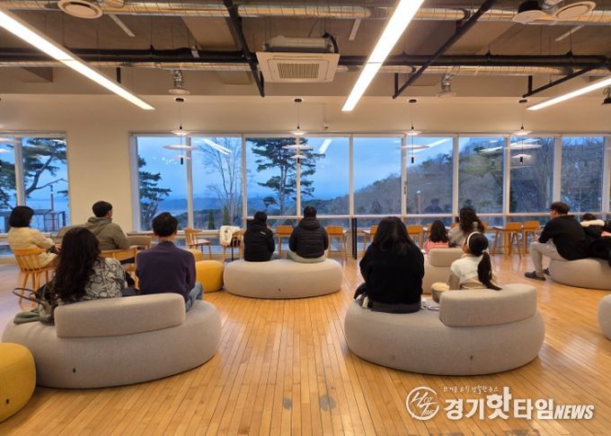 김포시가 지난 29일 애기봉평화생태공원에서 특별문화행사 ‘PEACEFUL 애기봉’을 개최했다. 멍때리기 대회에서 참여자들이 조강을 바라보며 사색을 즐기고 있다