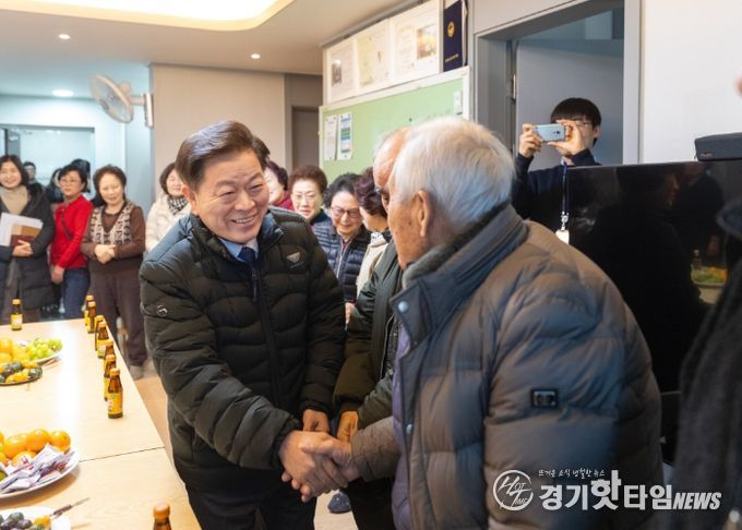 박승원 광명시장이 4일 ‘우리동네 시장실’의 일환으로 일직동 양지편 경로당을 방문해 어르신들의 안부를 확인하고 있다.