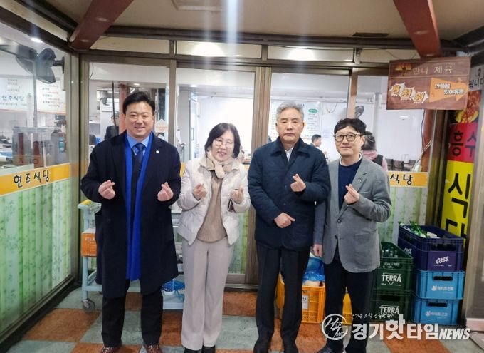 군포시의회 의원들은 9일 ‘군포시 착한가격업소’ 이용 활성화를 위해 산본로데오거리 내 현주식당을 찾아 점심을 했다.