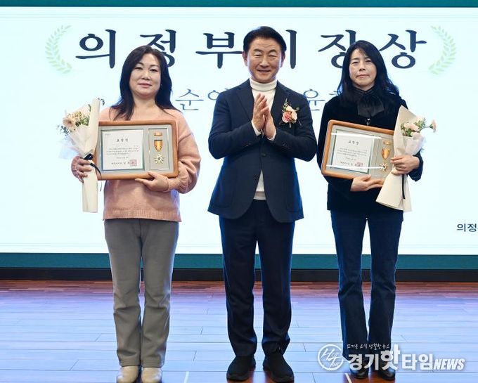 김동근 시장이 12월 9일 의정부시 가족센터의 ‘2025년 아이돌봄 지원사업 성과공유회’에서 우수 아이돌보미들에게 표창장을 수여한 뒤 함께 기념사진을 찍고 있다.