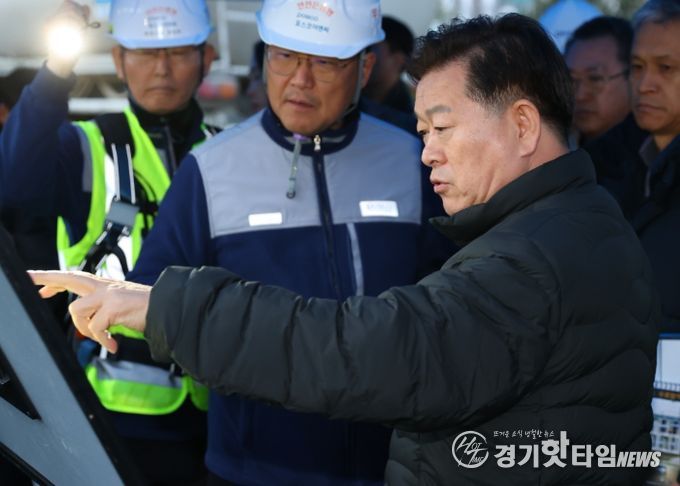 박승원 광명시장이 10일 오후 지난 4월 붕괴사고가 발생한 신안산선 복선전철 공사 현장을 찾아 시공사인 포스코이앤씨 관계자들에게 즉각적이고 책임 있는 복구작업을 해달라고 강력히 촉구하고 있다.